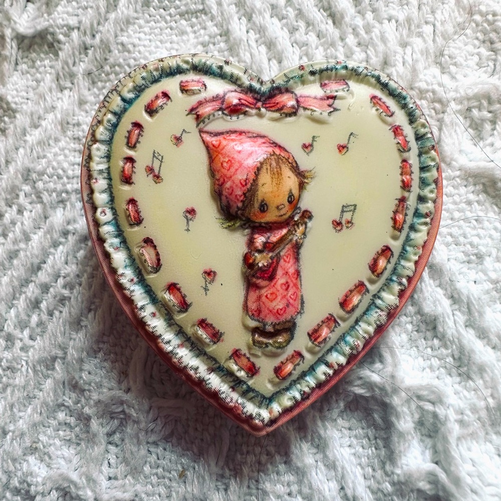 Hallmark Betsy Clark Vintage Molded Plastic Heart Shaped Lapel Pin/Brooch